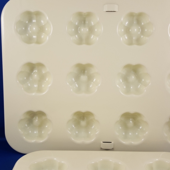 Nordic Ware Floral Cake Pops Pan (2-pce locking) - Picture 4 of 11